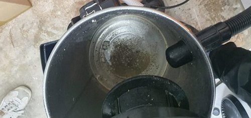 서초구 하수구막힘 배관 점검 후 물 흐름과 배수 상태를 다시 확인하는 모습