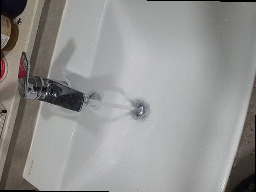 서초구 내곡동 하수구막힘 배수구 주변의 역류 흔적과 배관 점검 현장