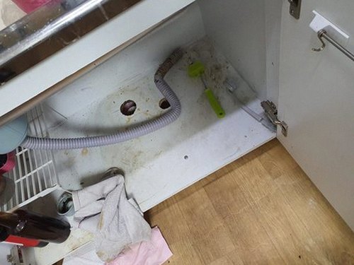 서초구 하수구막힘 맨홀 주변 배수 상태를 점검하는 작업 장면